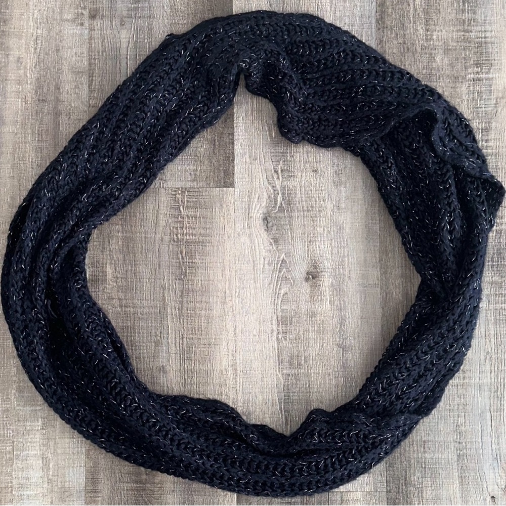 💞 Women’s Thick Knit Navy Blue & Silver Infinity Scarf